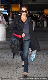 组图：卡米拉黑色风衣干练有型 流苏手袋优雅动感