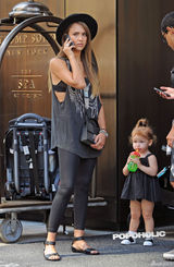 组图：阿尔芭摇滚装街头讲电话 女儿小黑裙卖萌