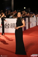 组图：张艾嘉黑色旗袍亮相红毯优雅干练