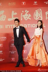 组图：冯绍峰倪妮情侣档现身 羞涩接吻