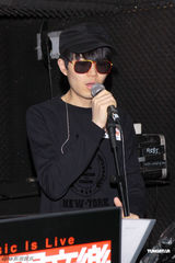 组图：王菀之方大同齐聚彩排 大方谈及私生活