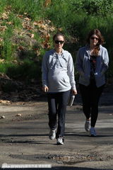 组图：娜塔丽-波特曼与友人散步 挺大肚步伐矫健