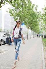 组图：李昕岳夏日清爽街拍 巧用粉色展活力