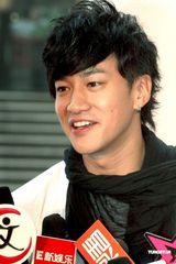 幻灯图：何润东给“美女老板”景甜当“男佣”