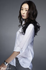 组图：童瑶最新写真曝光  白衬衫演绎文艺女青年