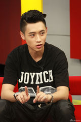 组图：魏晨做客聊演唱会 年轻就要敢想敢做