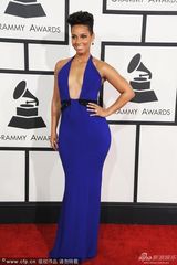 组图：艾莉西亚-凯斯深V开胸大秀火辣身材