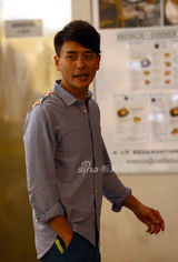 组图：黄宗泽读剧本耍帅 杨爱瑾散发成熟女人味