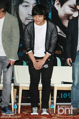 组图：《华颐》宣传 吕珍九抱粉丝亲密玩自拍