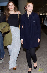 组图：“赫敏”艾玛洛杉矶迎新年 短外套干练十足