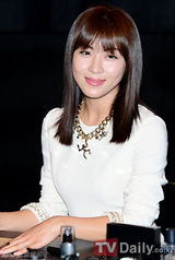 组图：韩星河智苑举办《Get童颜》粉丝签名会