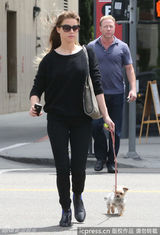 组图：德普双性恋女友街头遛狗 狂发短信疑传情