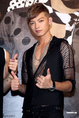 组图：飞轮海签唱会燃“胜利之火” 炎亚纶因病缺席