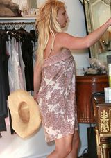 幻灯图集：布兰妮清凉裙装外出购物 嘟嘴表情可爱