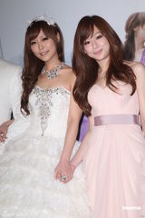 组图：小蜜桃办婚宴 王心凌低胸装现身当伴娘