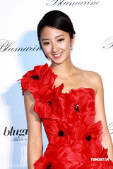 幻灯图集：桂纶镁斜肩裙美艳 蔡健雅宝蓝装优雅