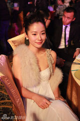 幻灯：江一燕小露香肩 优雅长裙尽显纯净美丽