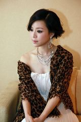 组图：张静初白色礼服亮相 典雅宛若梦幻仙子