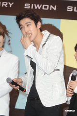 组图：SJ-M台北签唱会 兄弟情深互喂台湾小吃