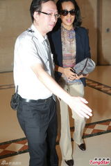 组图：最美奶奶朱玲玲亲自拍孙儿 佣人送脚架