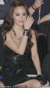 组图：关颖看秀露乳沟 玩自拍裙摆过短险走光