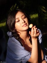 组图：张含韵时尚大片 丛林少女可爱甜美