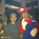 组图：黄晓明开生日派对 变身蝙蝠侠