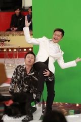 组图：草蜢主持《华丽明星赛》 明星搞笑配合