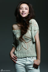 组图：“物质女”张俪曝光性感写真 秀香肩妩媚迷人
