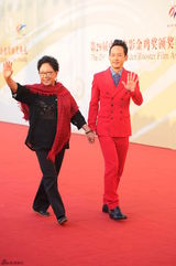 组图：斯琴高娃与邱心志红衣似亲子装