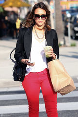 高清组图：杰西卡-阿尔芭街拍LOOK黑衣搭红裤