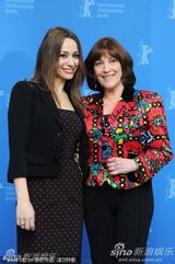 《六楼的女人》发布会 娜塔丽娅-沃拜克秀知性美