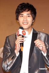 高清组图：蓝正龙化身科技型男 携手蔡淑臻走秀