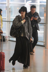 组图：黄圣依厚外套搭长裙 裙角飘飘淑女有型