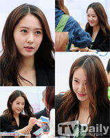 组图：Kara姜智英f(x)Krystal便装突袭校园