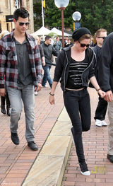 高清：斯图尔特与洛特游悉尼 暮光女紧张登船险走光