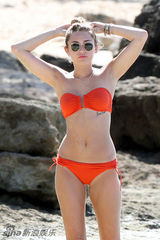 组图：麦莉赛勒斯性感比基尼海滩与男友拥吻