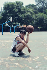 组图：武大女神微博走红 清新甜美运动风