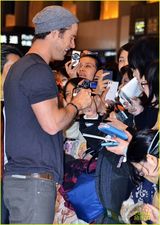 组图：“雷神”机场抡大锤 与日本女影迷自拍