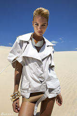 高清组图：超模坎蒂丝-斯瓦内普尔沙漠拍写真