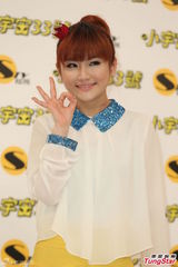 Selina新节目试播甜美主持 手部伤痕仍明显(图)