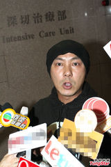 组图：张卫健再入院探母面色憔悴 5时结束疗程