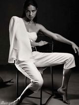 组图：超模利马真空出镜椒乳隐现 双手护下体