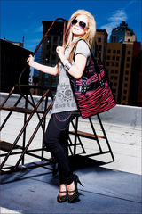 幻灯图：朋克精灵艾薇儿全新写真 叛逆甜美两相宜