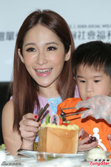 组图：萧亚轩亮相甜品店积极投身公益