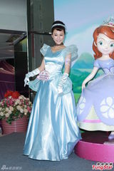 组图：刘心悠灰姑娘装扮亮相 不穿泳衣去沙滩