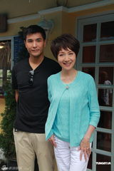 组图：陈茵媺黄浩然《情越海岸线》为戏吃苦