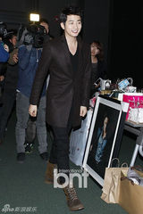 组图：朴施厚与粉丝共同收看《清潭洞》大结局