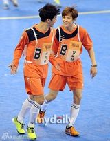 组图：EXO鹿晗等驰骋球场 Beast组进球获胜