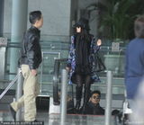 组图：李湘贵妇范携全家出行 奶爸王岳伦抱女儿